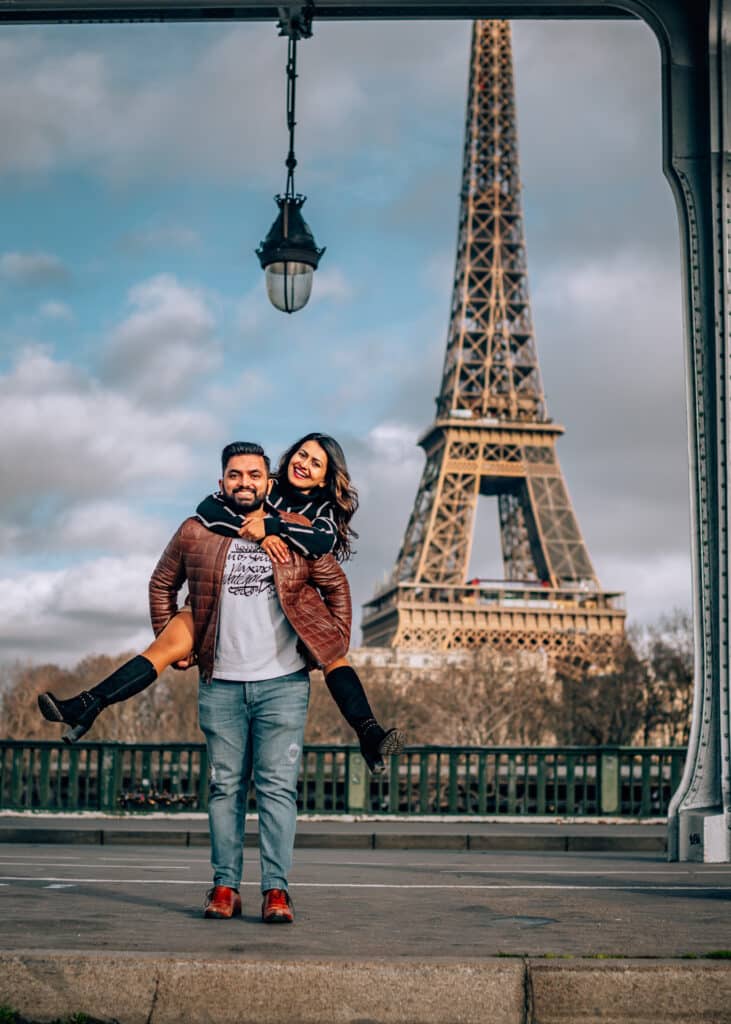 Discover how to plan a romantic Eiffel Tower photoshoot for couples.