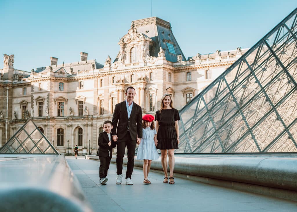 With Photographe Paris, you benefit from the experience of a professional photographer who knows the capital’s best locations inside out. Whatever your project may be, book your photoshoot with our team and let us create unique images for you in one of the most photogenic cities in the world.