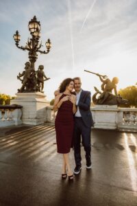 Profitez de votre séance photo de couple à Paris dans les meilleures conditions possibles avec un photographe professionnel qui connaît parfaitement les lieux, l'éclairage et les horaires idéaux de la ville. Paris Photoshoot vous aide à créer des images naturelles, élégantes et intemporelles.