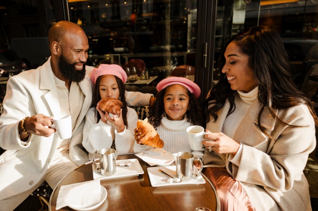 At Paris Photoshoot, we create photographs that reflect your family as it is today. Get in touch to discuss your project and find the session that best fits your expectations.
