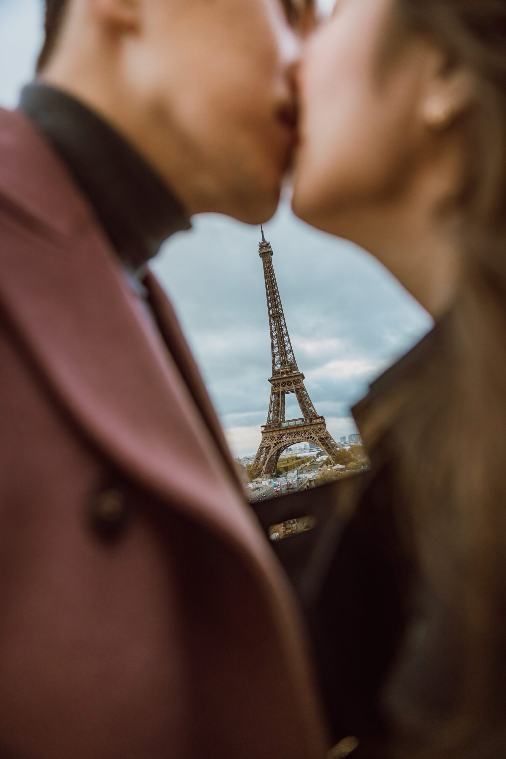 Romantic couple asiat photoshoot Troca Eiffel