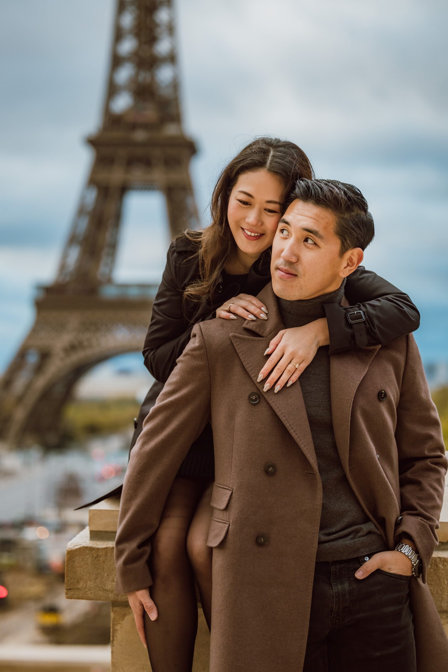 Stylish couple asian photoshoot Paris Trocadéro romantic atmosphere