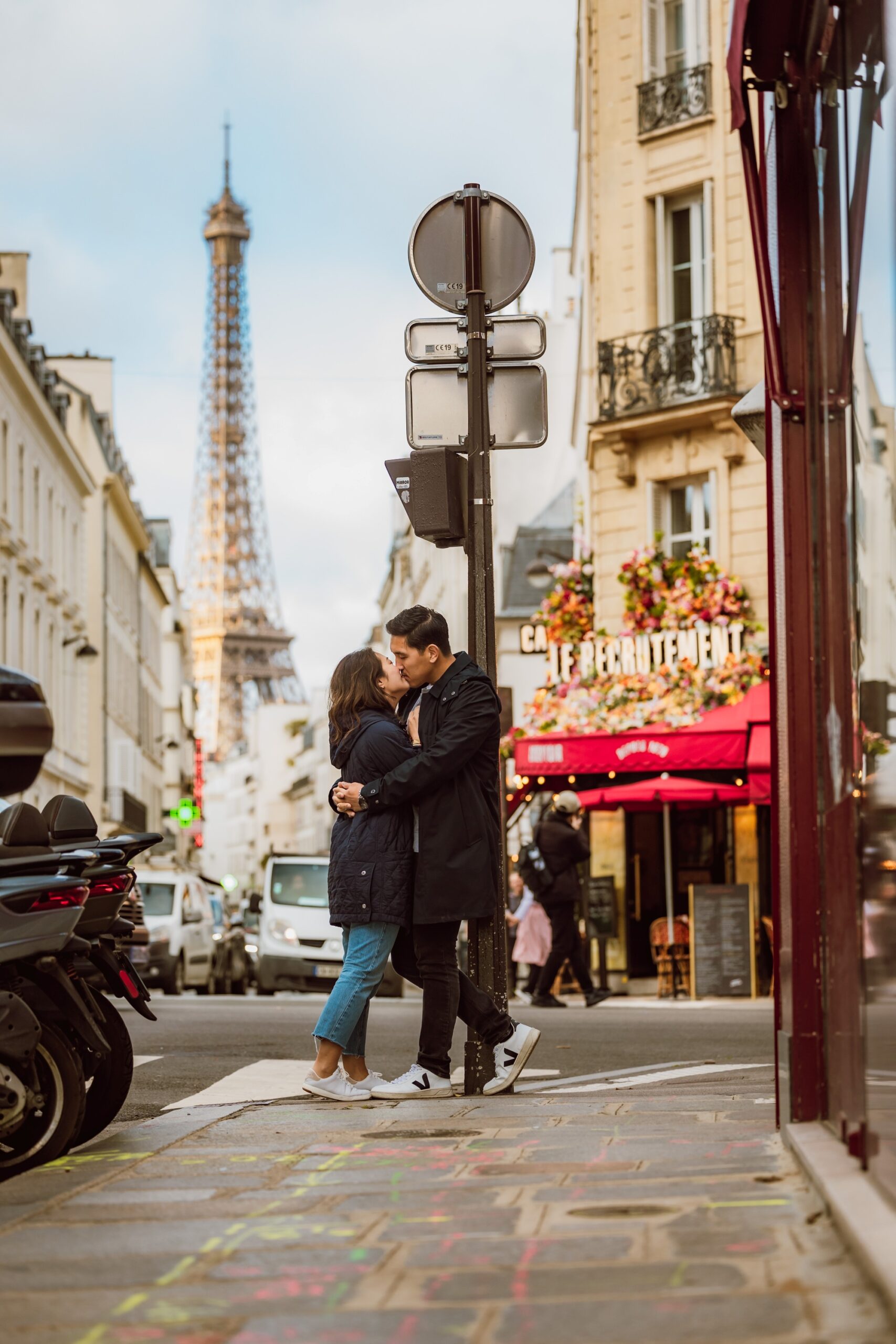 Couple asian photoshoot Paris Le Recrutement building